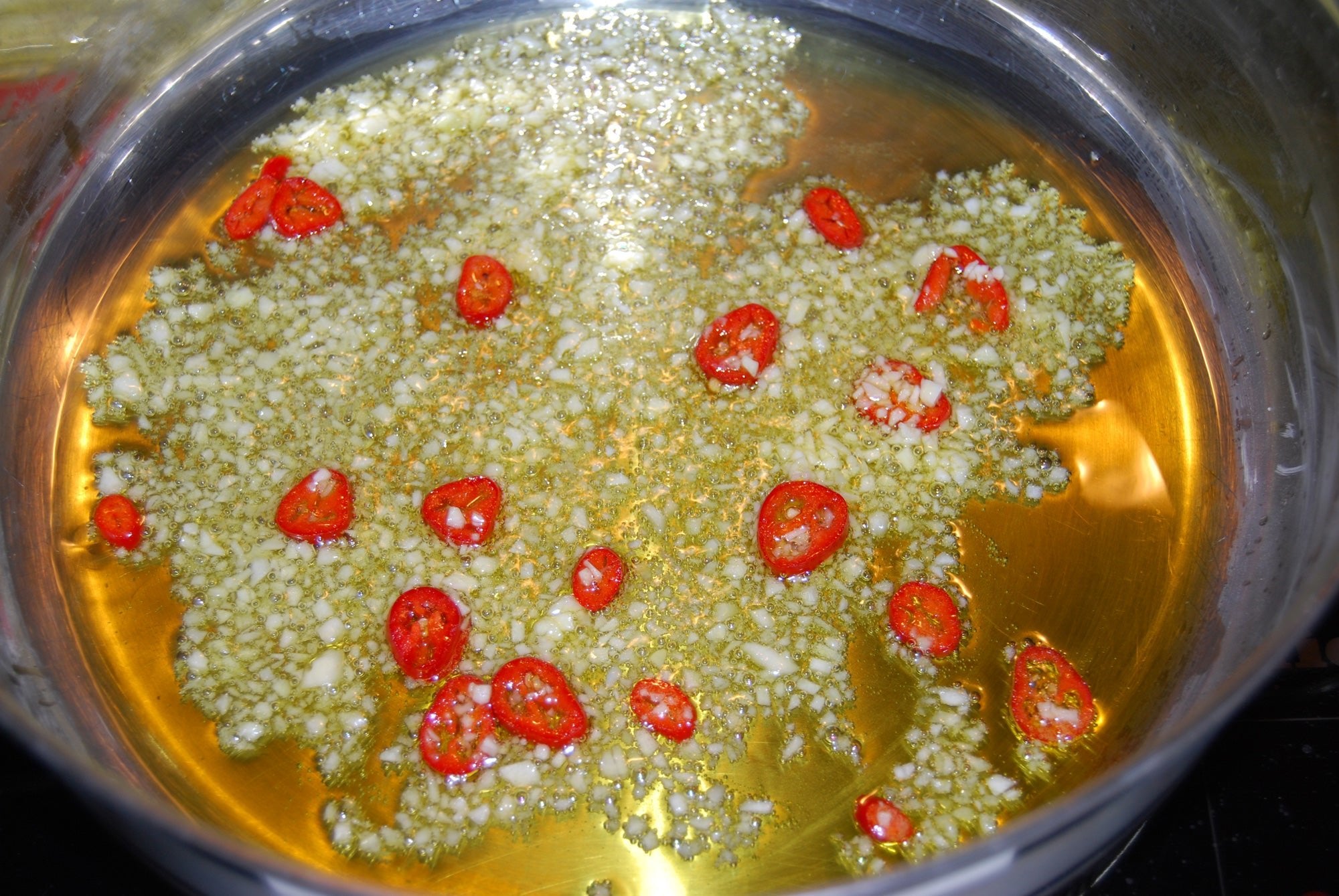 http://www.olivenoelkontor.de/cdn/shop/articles/natives-olivenol-extra-laut-forschung-am-stabilsten-zum-kochen-674707.jpg?v=1695971608